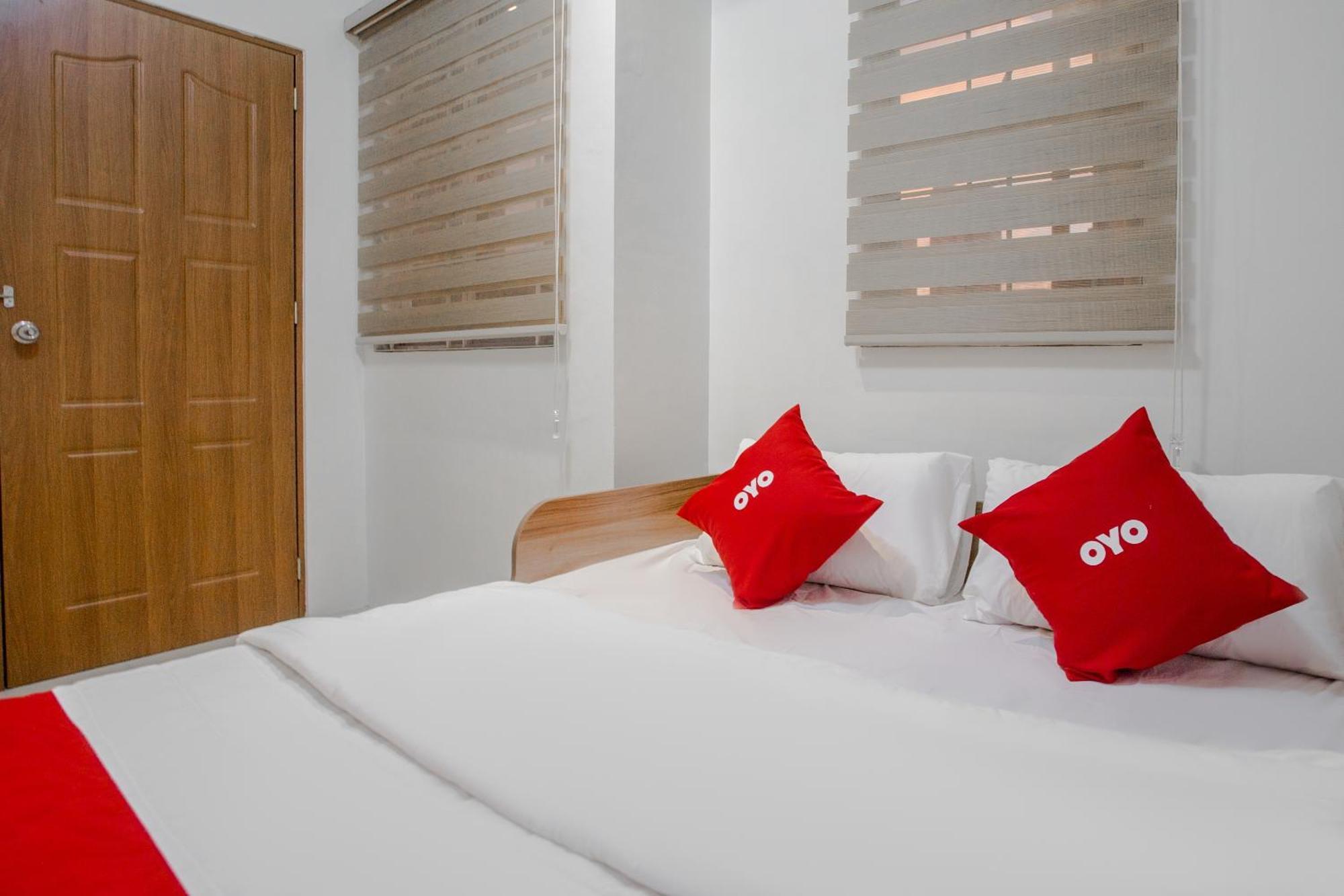 Oyo 605 The Quarters Hotel Manila Exterior photo